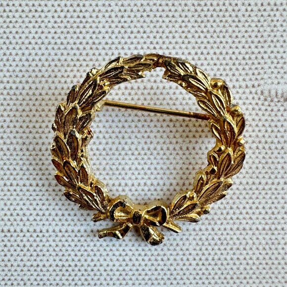 Vintage Gold-Tone Leaf & Bow Wreath Brooch Signed DuBarry F.A. 1940-1960, 1" - Picture 10 of 10